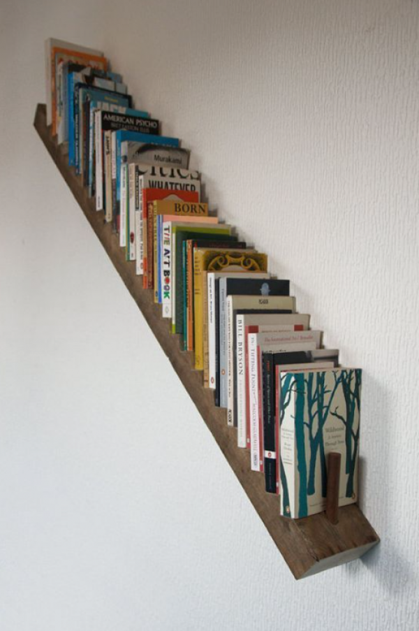 Rak dinding untuk menyimpan buku atau hiasan dinding